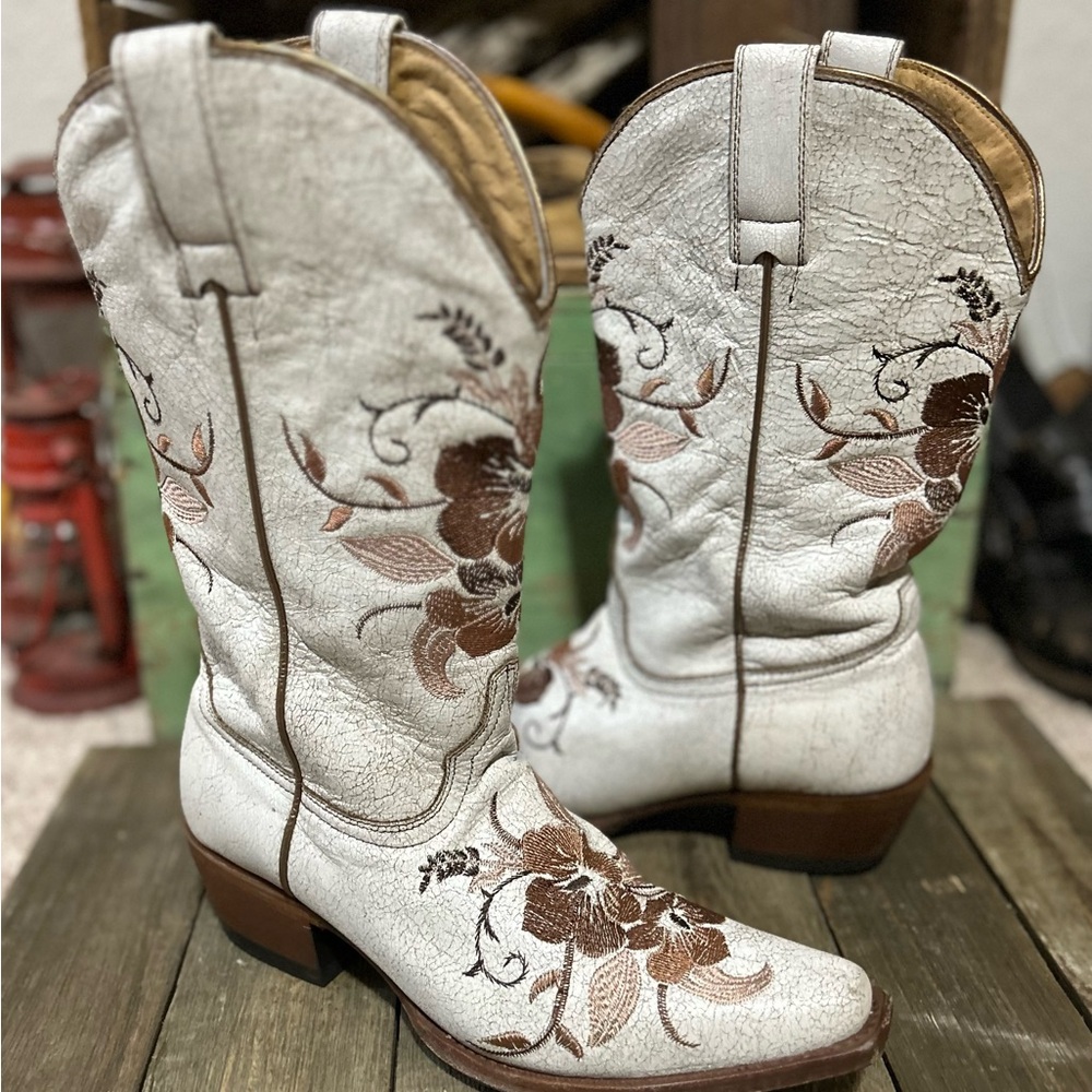 Shyanne White and Brown Heeled Boots with Embroidery - Picture 4 of 5